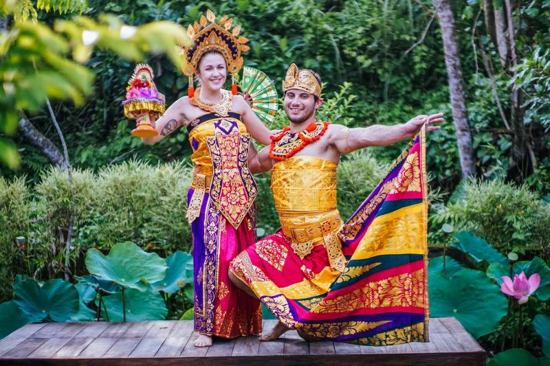Berfose Menggunakan Pakaian Tradisional Bali  jadi 